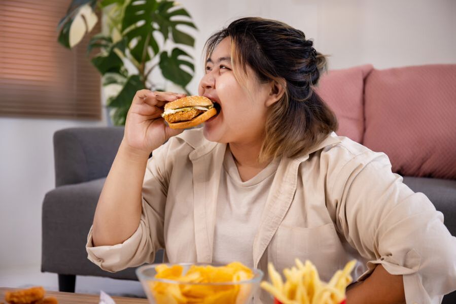 Junk Food führt zu Übergewicht. 